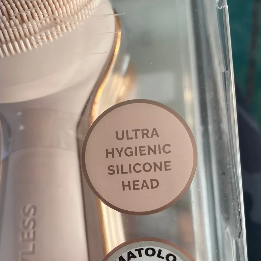 New in the box Finishing Touch Flawless Cleanse Facial Cleanser - Picture 8 of 9